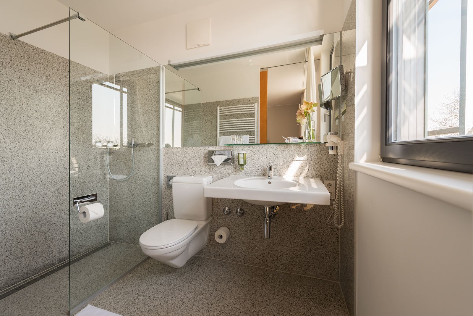 Badezimmer Smart Doppelzimmer mit Dusche, WC, Waschbecken, Föhn, Spiegelfront und Fenster
