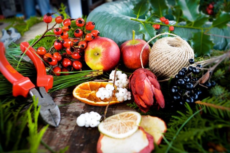 Adventkranzbinden Copyright Fotolia Adventkranzbinden Copyright Fotolia