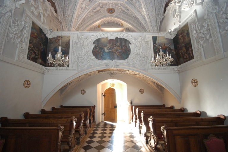 Die Schlosskappe von Schloss Seggau mit Blick zur wunderschön bemalenen Galerie, zum Ausgang und auf die Sitzbänke.